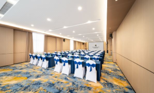 REZEN LONGUU Hotel (Foshan Sanshan Newcity North Subway Station Store)