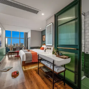 Chongqing Jiefangbei Hongya Cave Houju High-altitude River-view Hotel