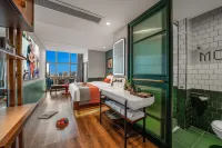 Chongqing Jiefangbei Hongya Cave Houju High-altitude River-view Hotel