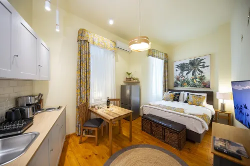 Rainforest Studio Downtown by Pretty Apartments