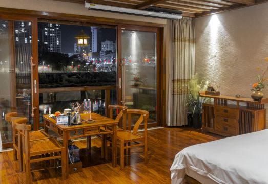 Zhangjiajie Waterfront Huajian Inn의 고급스러운 로비나 전경