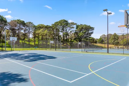 Peaceful 2 bedroom with private backyard and BBQ