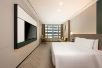 Holiday Inn Guangzhou Zhujiang New Town Hotels near Hualongzhen Bus Terminal