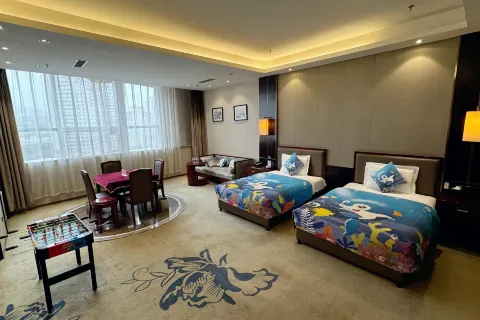 Asia Europe Hotel (Lan Da Er Yuan Branch, Xiguan Metro Station)