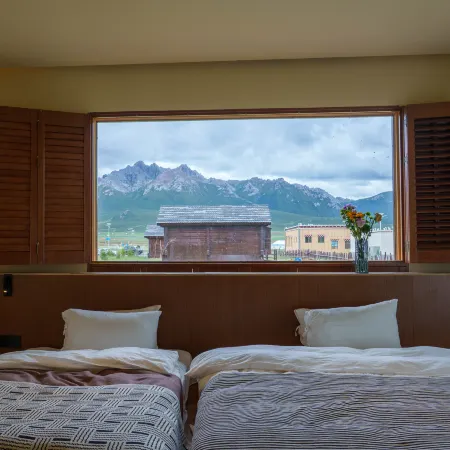 Guoluo Zhuosa Pastoral Snow Mountain Ranch Homestay
