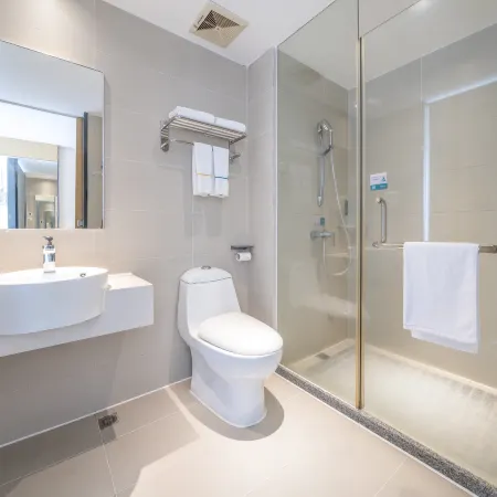 City Convenient Hotel (Zhanjiang Wuchuan New World Plaza Branch)