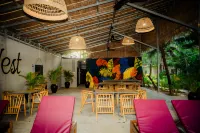 ริเวอร์ เนสต์ โฮสเทล โรงแรมใน