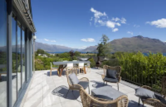 Lakeview Paradise: 3BR, Hot Tub, BBQ, Garden