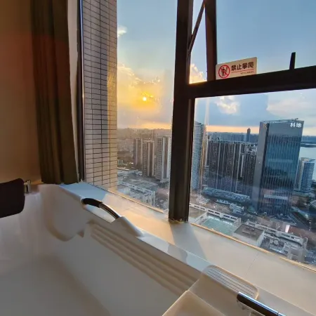 Peining Scenic Apartment (Zhanjiang Rongsheng Wanda Plaza)