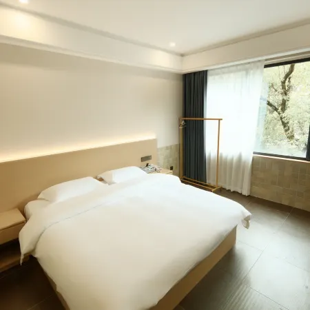 Pinjia Hotel (Yichun No.1 High School Second People's Hospital)
