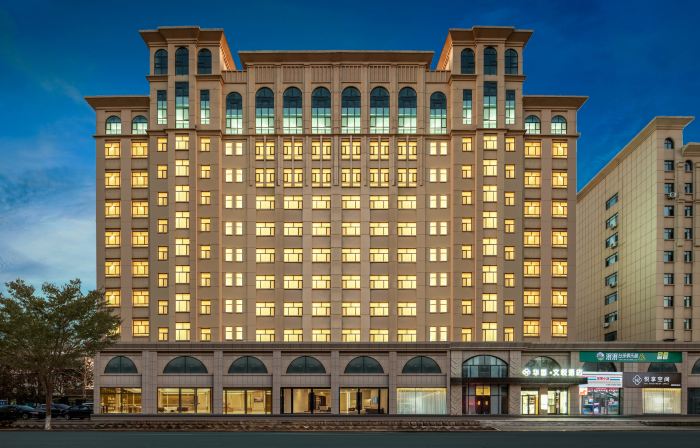 Huaji Wenyue Hotel (Weifang Minzhu Street North High-speed Railway Station)