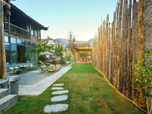 Third Pole International Youth Hostel (Baisha Old Town) - parking