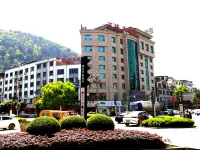 Zhenghua Hotel - parking