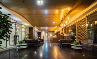 The lobby features couches and tables in the center, with an entrance nearby at Howdy Smart Hotel (Chengdu Chunxi Taikoo Li)