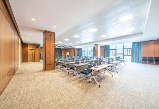 Vienna International Hotel (Xuzhou High-speed Railway Station Convention Center) Hotel Overview