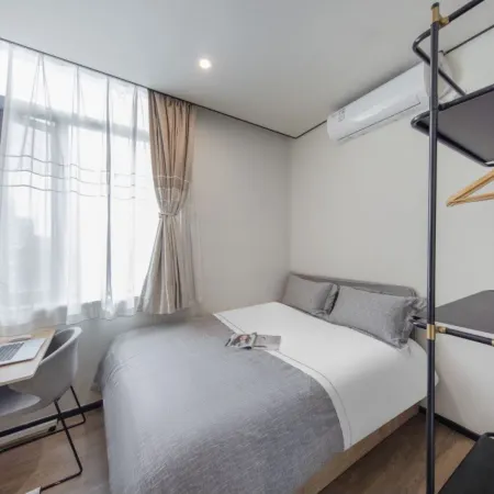 CJIA Apartment Hotel (Shanghai Daning Zhongshan North Road Metro Station) Отели рядом с достопримечательностью «Железнодорожный вокзал Шанхая»