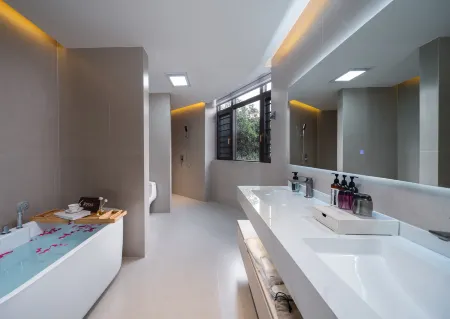 Jinhuang Future Hotel (Honghezhou Government Branch) Отели рядом с достопримечательностью «The Memorial Hall of the National Southwest Union University in Mengzi»