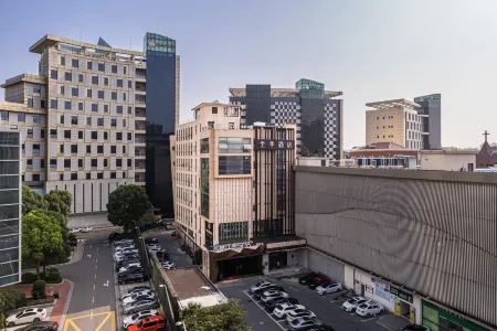 JI Hotel (Shanghai Fengxian Bailian Nanqiao Shopping Center Store) Отели рядом с достопримечательностью «Er Yan Temple»