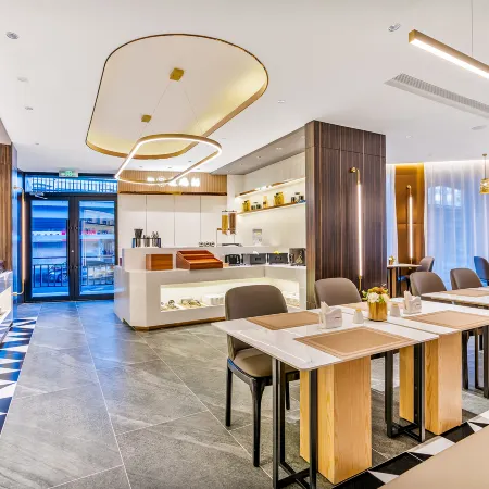 Homeinn Plus Hotel (Harbin Central Avenue Xinyang Road Airport Bus Station) Отели рядом с достопримечательностью «Школа Ай Цзянь в Харбине»