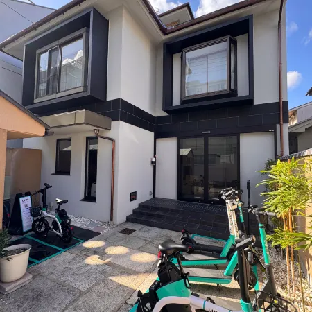 【Forest Guardian Hotel Kyoto Goshonishi】7-minute tram ride from Kyoto Station Отели рядом с достопримечательностью «Дошиша университет»