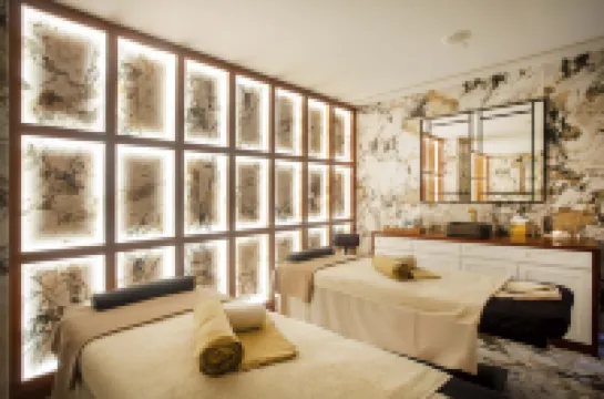 Wine & Books Porto Hotel