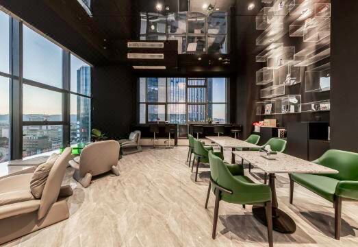 쿤밍 유린린 호텔의 로프트 객실 내부와 통유리창 뷰