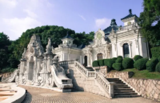 維也納國際酒店（珠海拱北出入境邊防檢查站迎賓北路店） 鄰近能興五金百貨商場的酒店