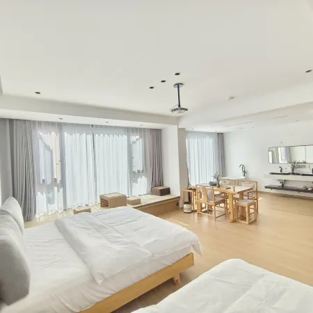 Jinyun welcomes guests to the homestay