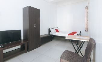 Reddoorz Tesoro Apartments