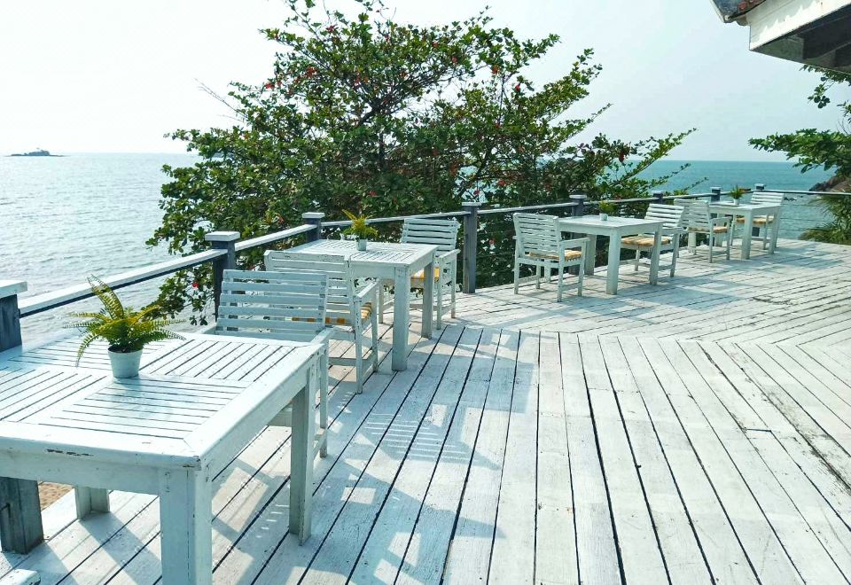 3. 꼬창 클리프 비..