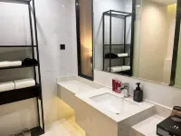H HOTELS