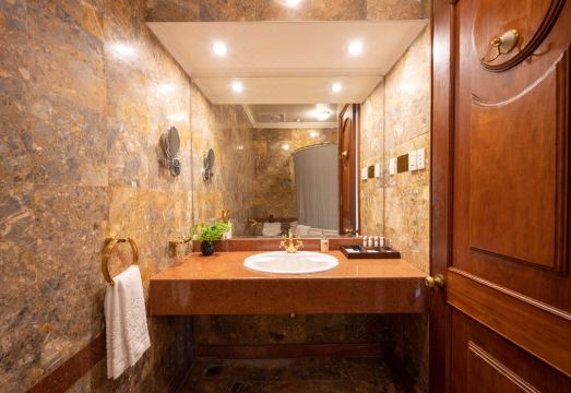 4. 호텔 마제스틱 ..