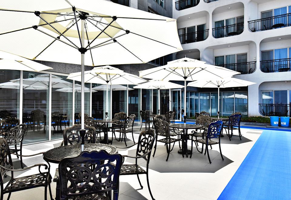 2. Hotel Wh..