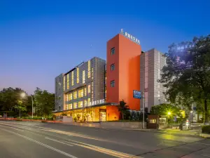 Gelin Luxury Enjoy Hotel (Panzhihua University Wanda Plaza)