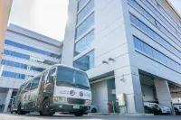 بريمير إن مطار أبو ظبي الدولي Hotels near ياس ووتر وورلد أبوظبي