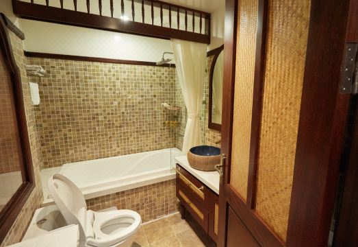 CAMELLIA RESIDENCE의 넓고 쾌적한 주방 및 거실 공간