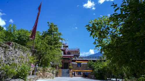 Rubu Jingyi Mountain Residence Homestay - Hot Tub