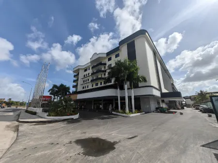 Royal International Hotel Отели рядом с Аэропорт Огл