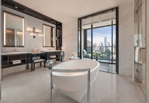 리츠칼튼 방콕의 고급스러운 조식 다이닝 공간