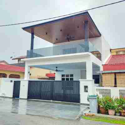UjongPasir ModenHouse - Karaok/MsgChair/ArcadeGame Hotel Exterior
