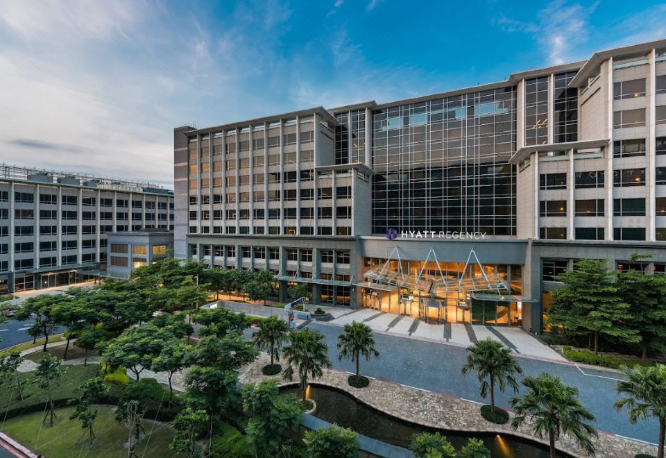 5. Hyatt Re..