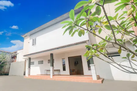 Hotel O Bogor near Taman Safari formerly Hotel Rudian 2 Отели рядом с достопримечательностью «Таман Сафари Индонезия Богор»