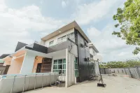 Desaru Uniq Villa 4BR Mahjong/BBQ/Netflix/KTV Hotel di Bandar Penawar