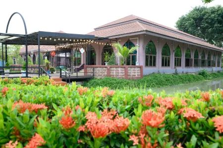 Busaya Resort & Cuisine Отели рядом с достопримечательностью «Computer Center Silapakorn University»