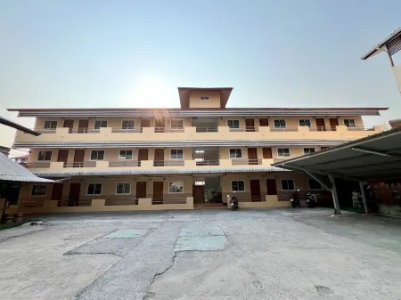 Jamjuree Place Отели рядом с достопримечательностью «Wat Pho Non Than»