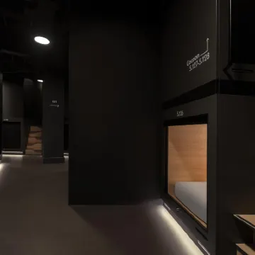 Zedwell Capsule Hotel Piccadilly Circus Hotel dekat Oxford Street