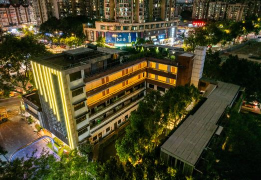 아미타 호텔의 독특한 인테리어가 돋보이는 공용 라운지