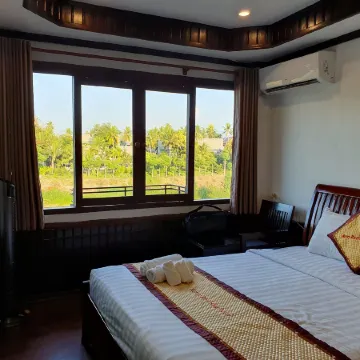 Merry Riverside Hotel Отели рядом с достопримечательностью «Ват Ахам»