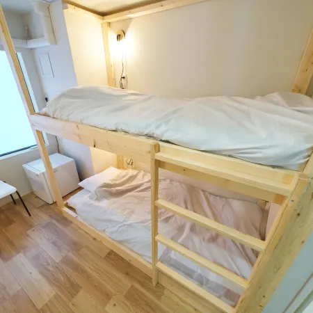 Yokohama Chinatown 3 min walk / Motomachi & Nihon-Odori Station 5 min walk / Cabin-style rooms Отели рядом с достопримечательностью «Парк Ямасита»