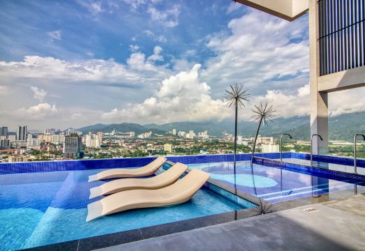 22 Macalisterz Premium Suites의 수영장 및 편의시설